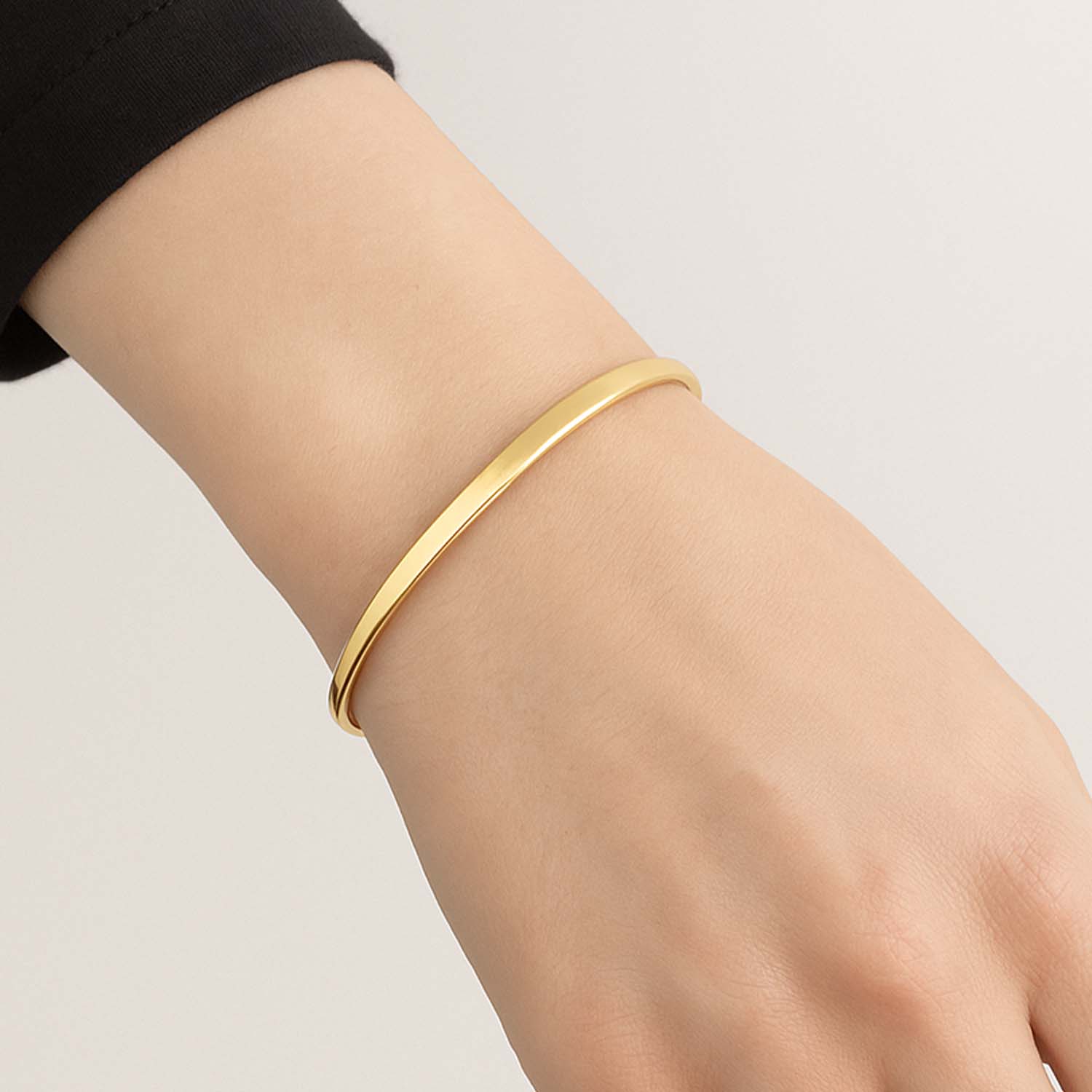 צמיד חריטה עם כדורים מצופה זהב על אישה - תכשיטי ים אור