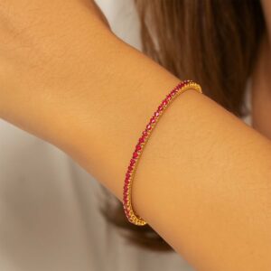 צמיד טניס 3 ממ אבני חן רובי על יד של אישה - תכשיטי ים אור