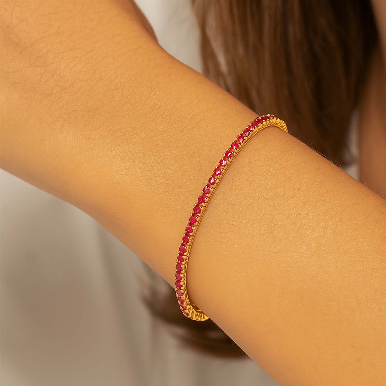 צמיד טניס 3 ממ אבני חן רובי על יד של אישה - תכשיטי ים אור