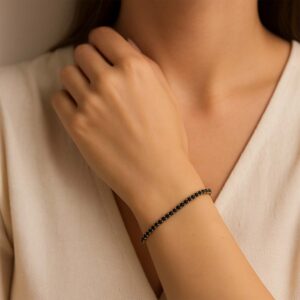 צמיד טניס 3 ממ אבני חן שחורותעל יד של אישה - תכשיטי ים אור