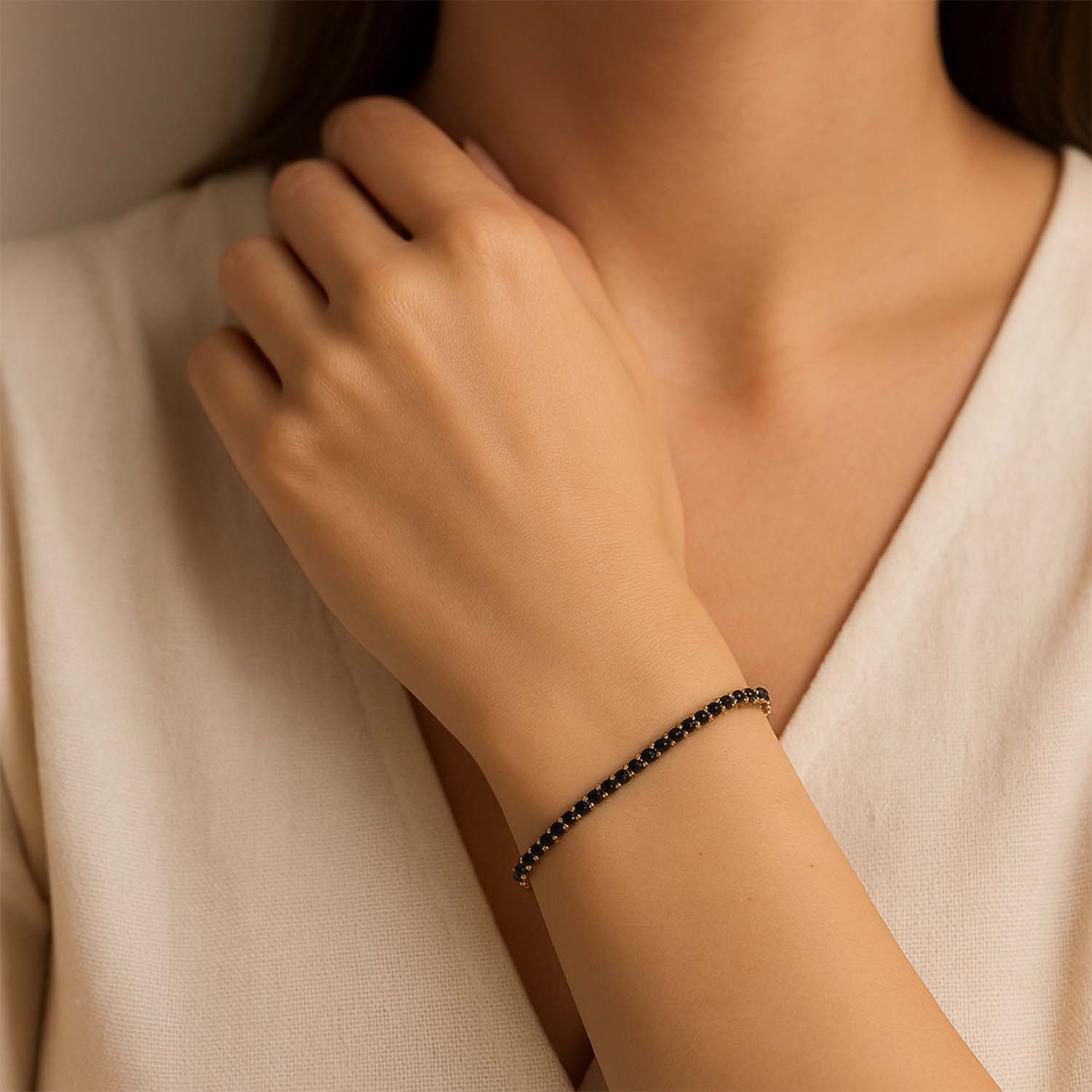 צמיד טניס 3 ממ אבני חן שחורותעל יד של אישה - תכשיטי ים אור