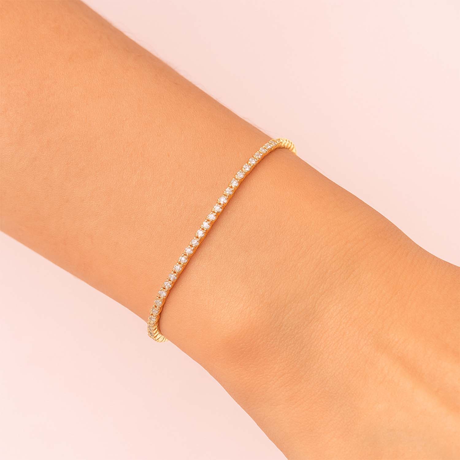 צמיד טניס 3 ממ עם אבני חן על יד של אישה - תכשיטי ים אור