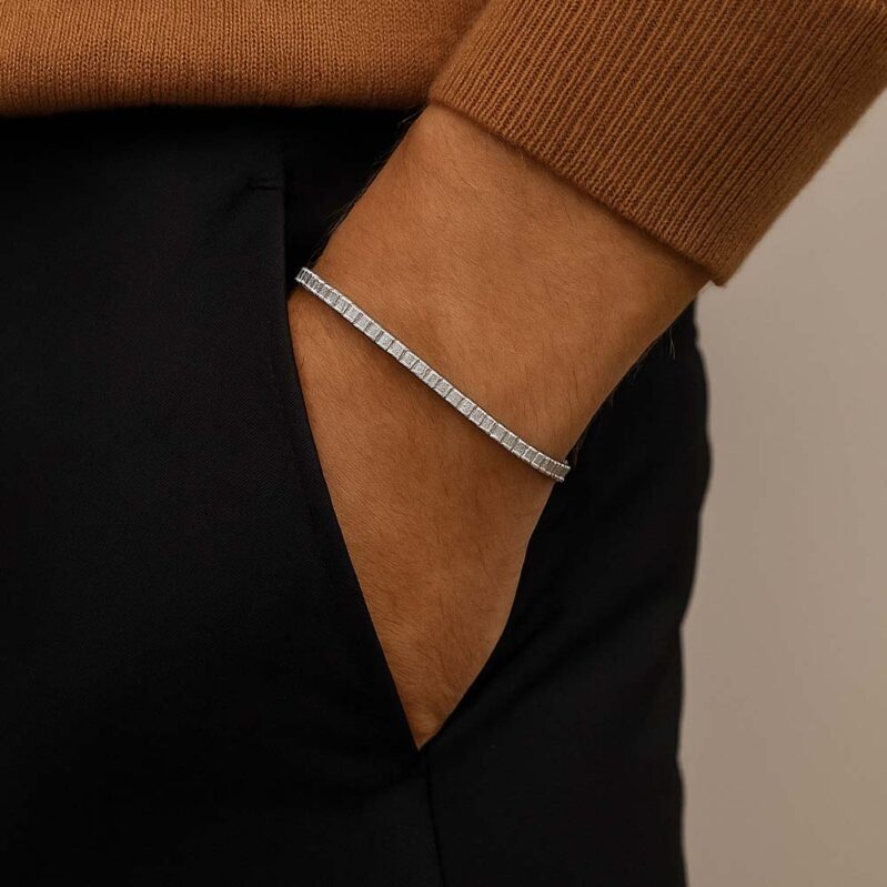 צמיד טניס 4 ממ עשוי כסף על יד של גבר - תכשיטי ים אור