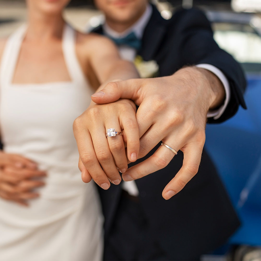 תכשיטי ים אור - יום צילומים חתן וכלה המציגים טבעת אירוסין עם יהלום